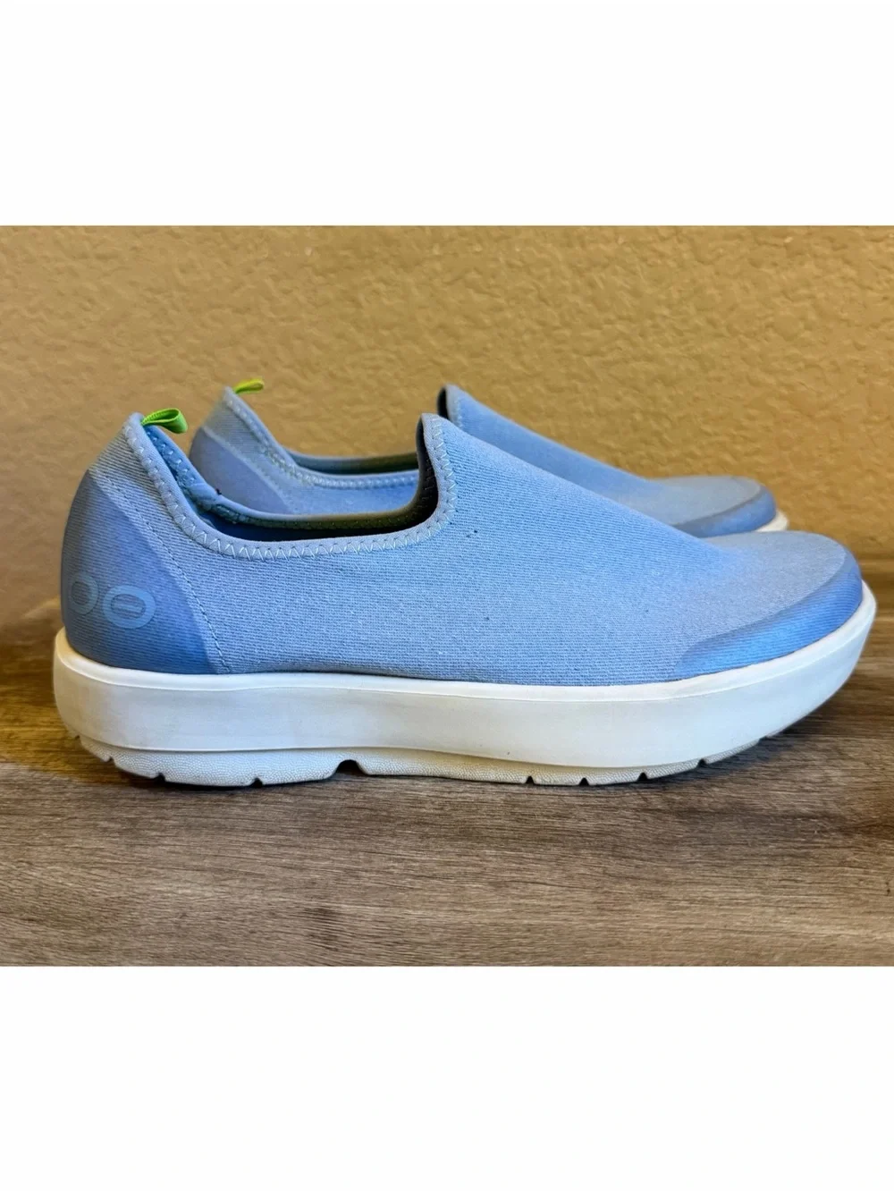 Oofos Oomg eeZe Low Sport Recovery Shoes Denim Light Blue Womens Size 9